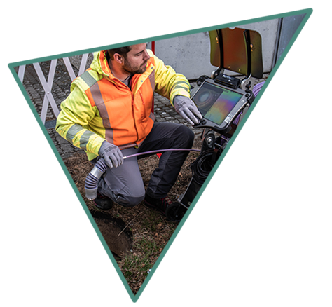 Techniker beginnt mit einer TV-Inspektion und verwendet dabei unseren abbiegefähigen Kamerakopf.