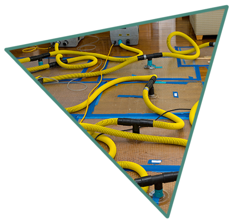 Trocknung der Bodenplatte nach einem Wasserschaden.