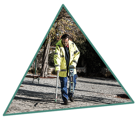 Techniker ortet einen Kabelfehler auf einer öffentlichen Beleuchtung.