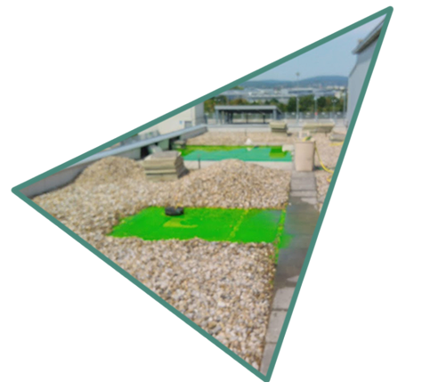 Geflutetes Falchdach mit Kiesdeckung. In einem eingegränzten Bereich ist Grün/Gelber Farbstoff sichtbar.