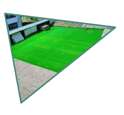 Geflutetes Falchdach mit Kiesdeckung. In einem eingegränzten Bereich ist Grün/Gelber Farbstoff sichtbar.