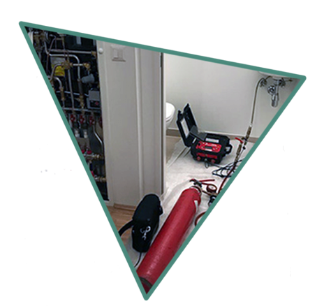 Das Leck der Wasserleitung wird mit Tracergas gesucht.