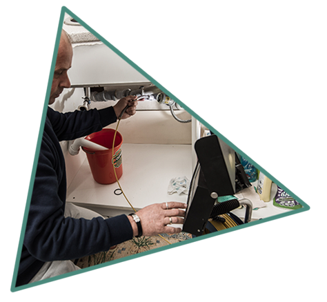 Nachkonntrolle der Rohrreinigung mit einer Inspektionskamera.